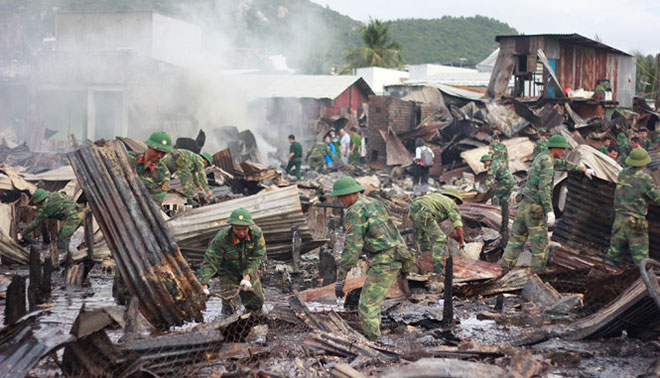 Quặn lòng nhìn hiện trường còn sót lại vụ cháy 70 căn nhà ở Nha Trang