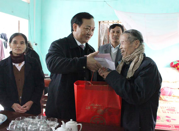 Phó Chủ tịch UBND TP Nguyễn Thế Hùng thăm, chúc tết các gia đình chính sách huyện Phúc Thọ