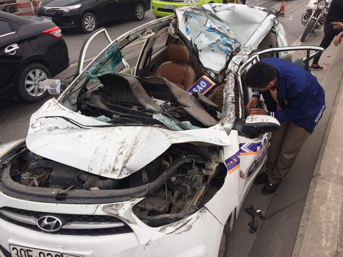 Hà Nội: 6 ô tô tông nhau liên hoàn trên cầu Thanh Trì, lái taxi bị thương nhẹ