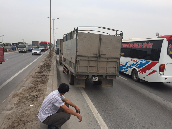 Hà Nội: 6 ô tô tông nhau liên hoàn trên cầu Thanh Trì, lái taxi bị thương nhẹ