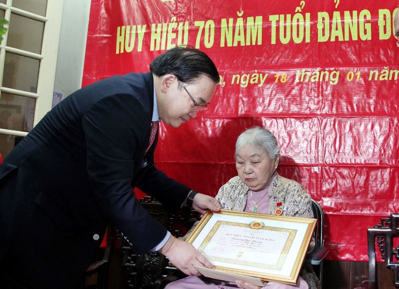 Trao Huy hiệu 70 năm tuổi Đảng cho các đảng viên quận Đống Đa, Hai Bà Trưng