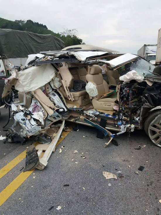 Yên Bái: Xe sang Lexus đâm đuôi xe tải trên cao tốc Nội Bài - Lào Cai, một người bị thương