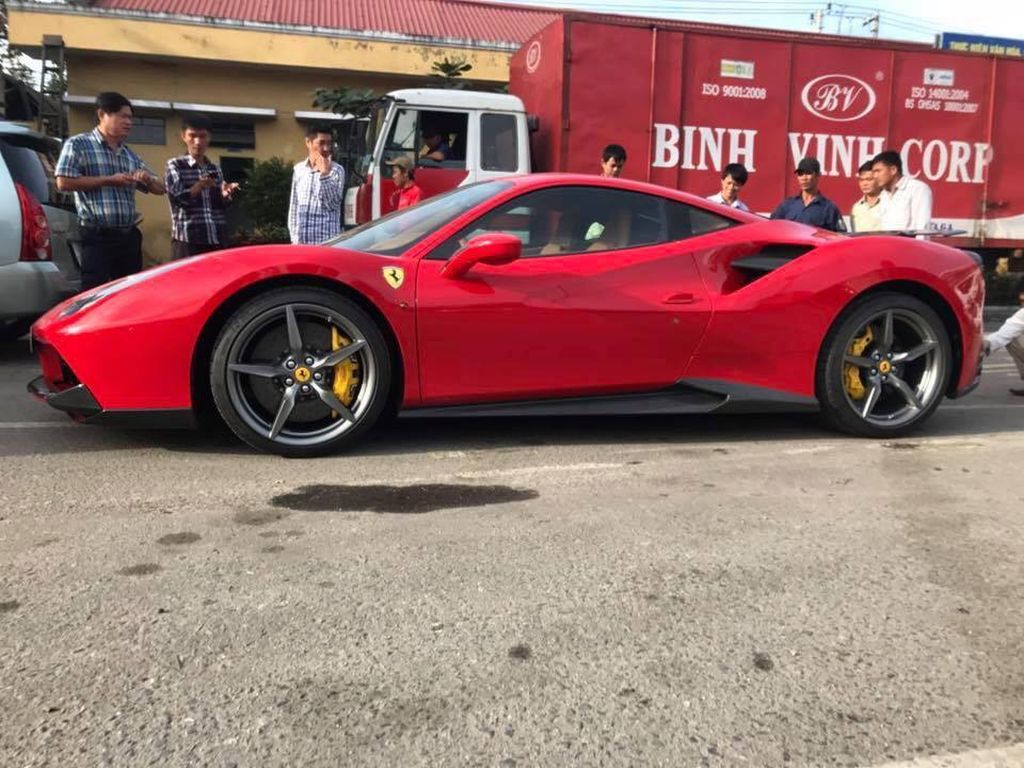 Choáng với Ferrari 488GTB biển số