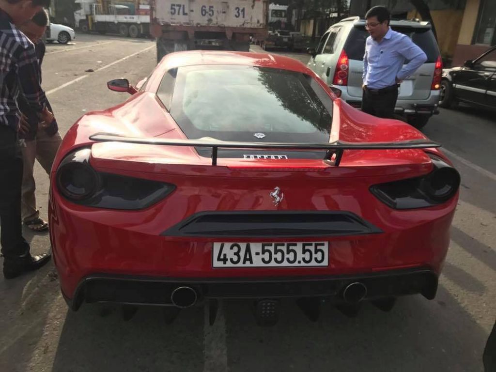 Choáng với Ferrari 488GTB biển số 