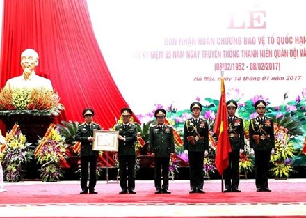 Thanh niên quân đội đón nhận Huân chương Bảo vệ Tổ quốc hạng Nhất