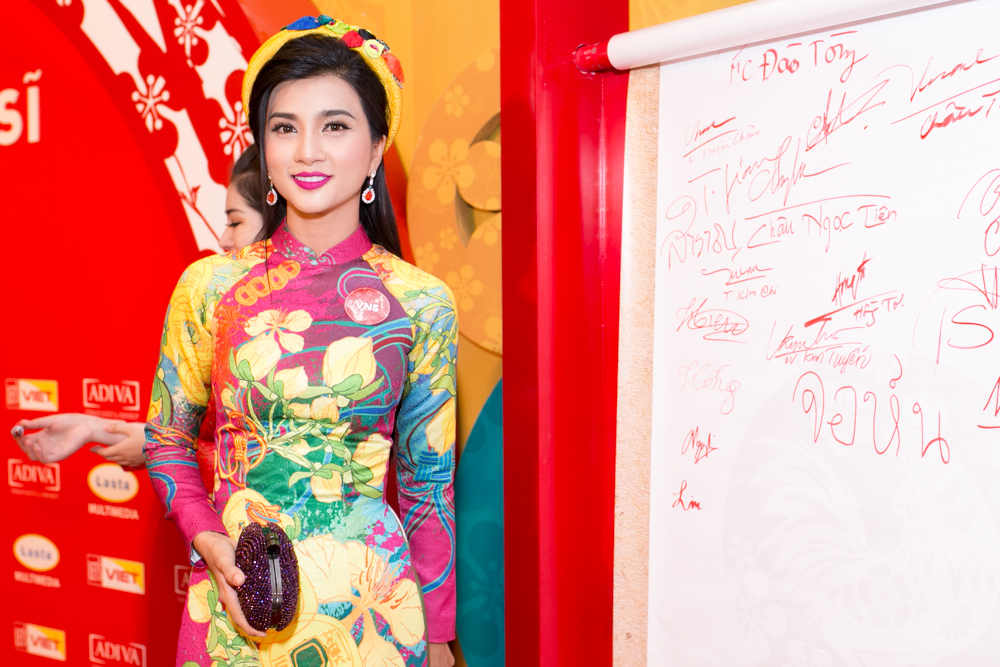 Kim Tuyến là một trong những gương mặt diện áo dài đẹp nhất Hội xuân văn nghệ sĩ 2016