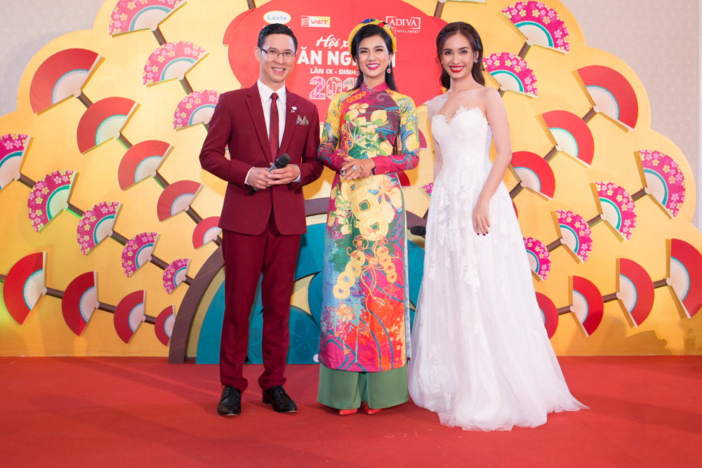 Kim Tuyến là một trong những gương mặt diện áo dài đẹp nhất Hội xuân văn nghệ sĩ 2016