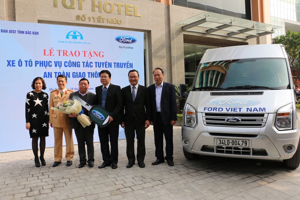Ford Việt Nam tặng xe Ford Transit cho Sở Giao thông Vận tải tỉnh Bắc Cạn