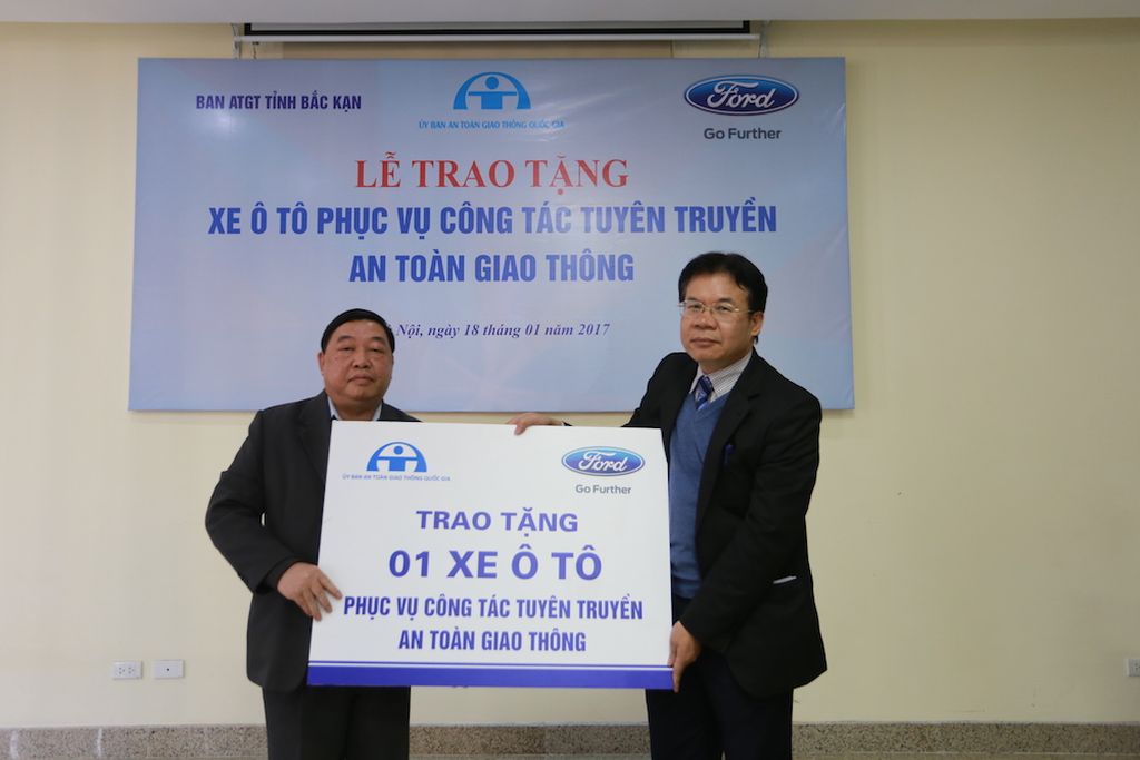 Ford Việt Nam tặng xe Ford Transit cho Sở Giao thông Vận tải tỉnh Bắc Cạn