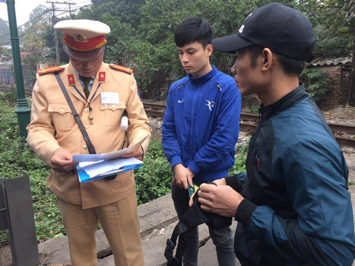 CSGT Hà Nội tăng cường kiểm tra xe khách, đảm bảo trật tự ATGT trong dịp Tết Nguyên đán