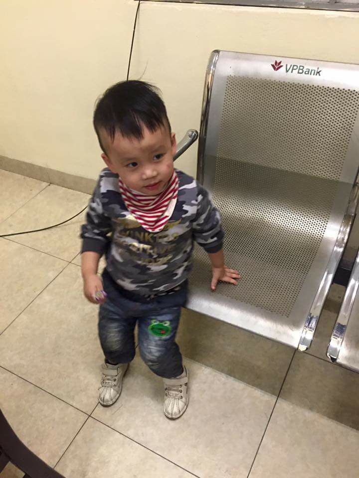 Hà Nội: Công an phường tìm gia đình cho bé trai 3 tuổi lạc giữa đường
