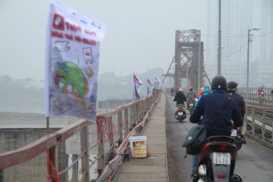 Tình nguyện viên trẻ bảo vệ môi trường trên cầu Long Biên