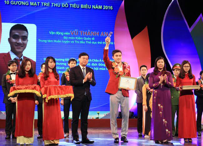 Thành đoàn Hà Nội tuyên dương 10 gương mặt trẻ Thủ đô tiêu biểu năm 2016