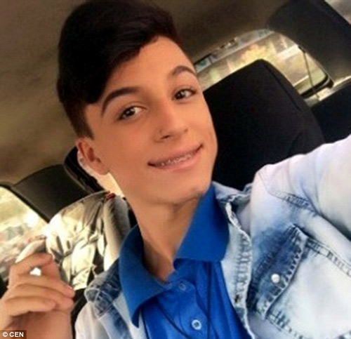 Mẹ lạnh lùng đâm chết con trai 17 tuổi chỉ vì là người đồng tính