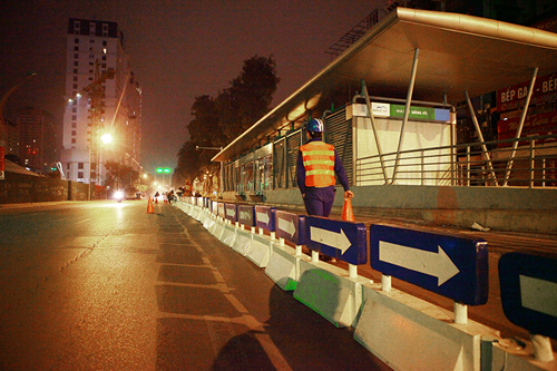 Hà Nội lắp dải phân cách cứng cho tuyến buýt BRT trong đêm