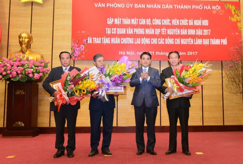 Trao Huân chương Lao động cho các đồng chí nguyên lãnh đạo TP Hà Nội