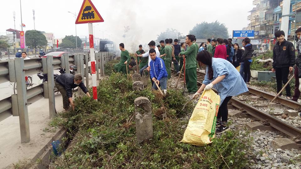 Tuổi trẻ huyện Thanh Trì ra quân tổng vệ sinh môi trường