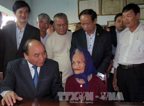 Thủ tướng thăm các gia đình chính sách tỉnh Quảng Nam