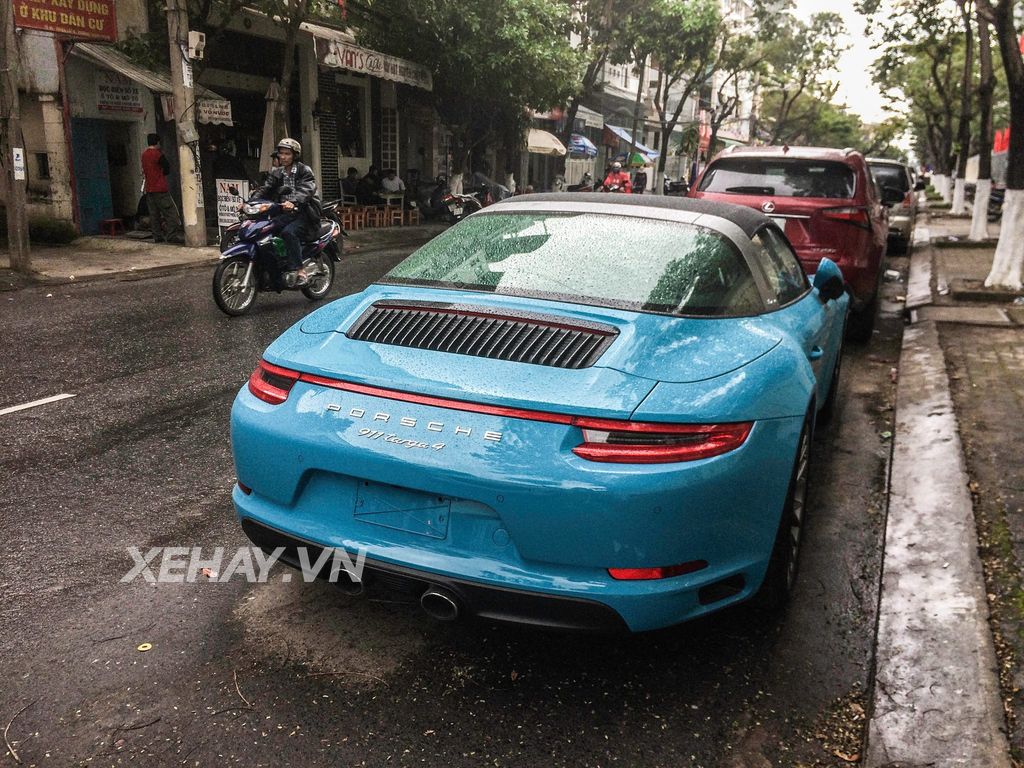 Mặc trời mưa, Porsche 911 Targa vẫn 