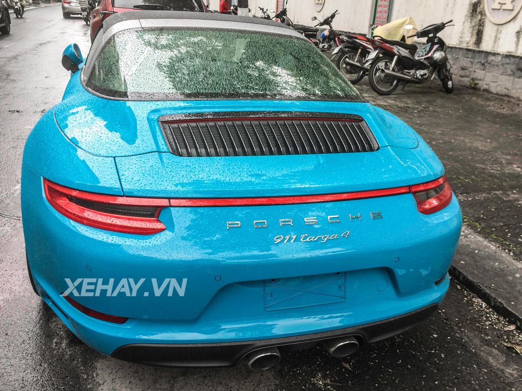 Mặc trời mưa, Porsche 911 Targa vẫn 