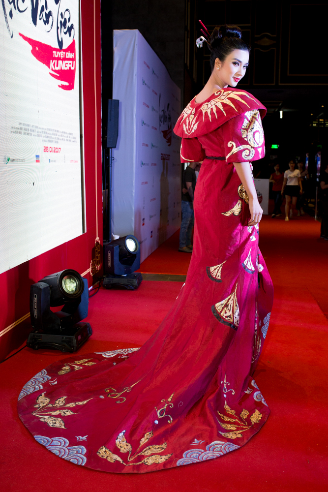 Kim Tuyến mặc váy cầu kì, hoành tráng tại buổi ra mắt phim