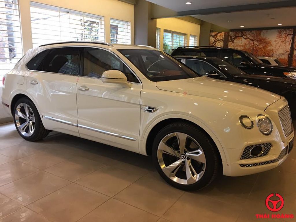 Bentley Bentayga trị giá hơn 20 tỷ theo chân