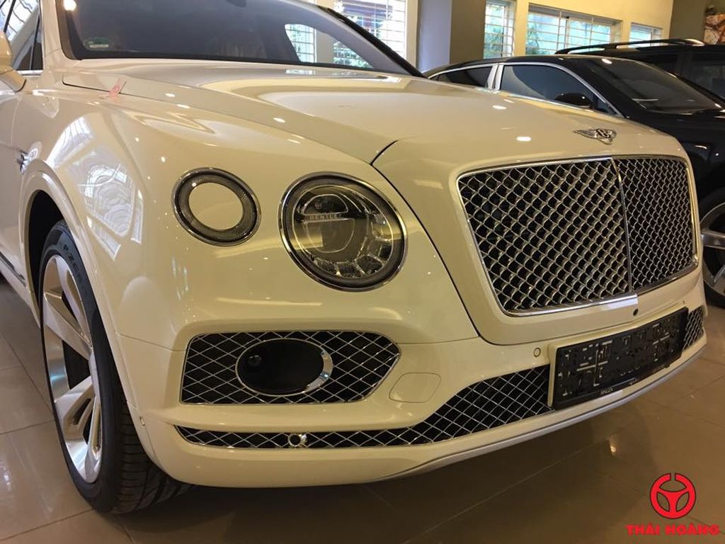 Bentley Bentayga trị giá hơn 20 tỷ theo chân 