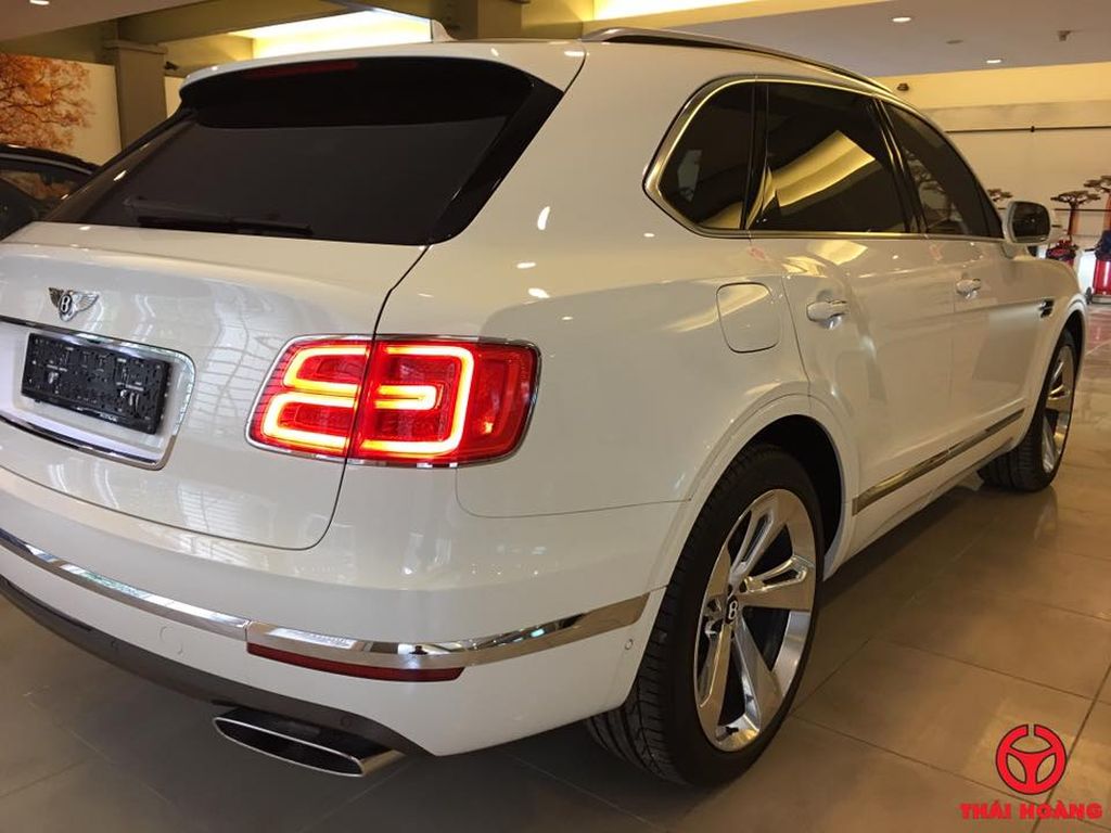 Bentley Bentayga trị giá hơn 20 tỷ theo chân 