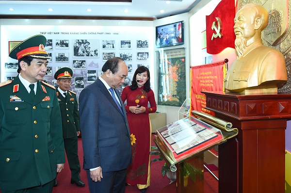 Thủ tướng Nguyễn Xuân Phúc kiểm tra công tác sẵn sàng chiến đấu tại Tổng cục Tình báo - Bộ Quốc phòng