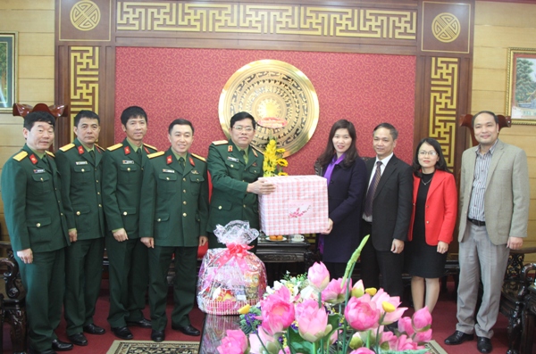 Phó Chủ tịch HĐND TP Phùng Thị Hồng Hà thăm, chúc Tết các đơn vị quân đội