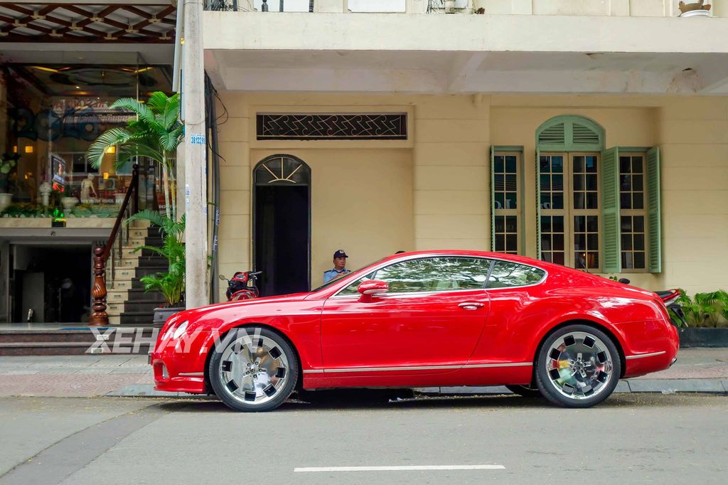 Bentley Continental GT đỏ rực khoe sắc thắm giữa Sài Gòn hoa lệ