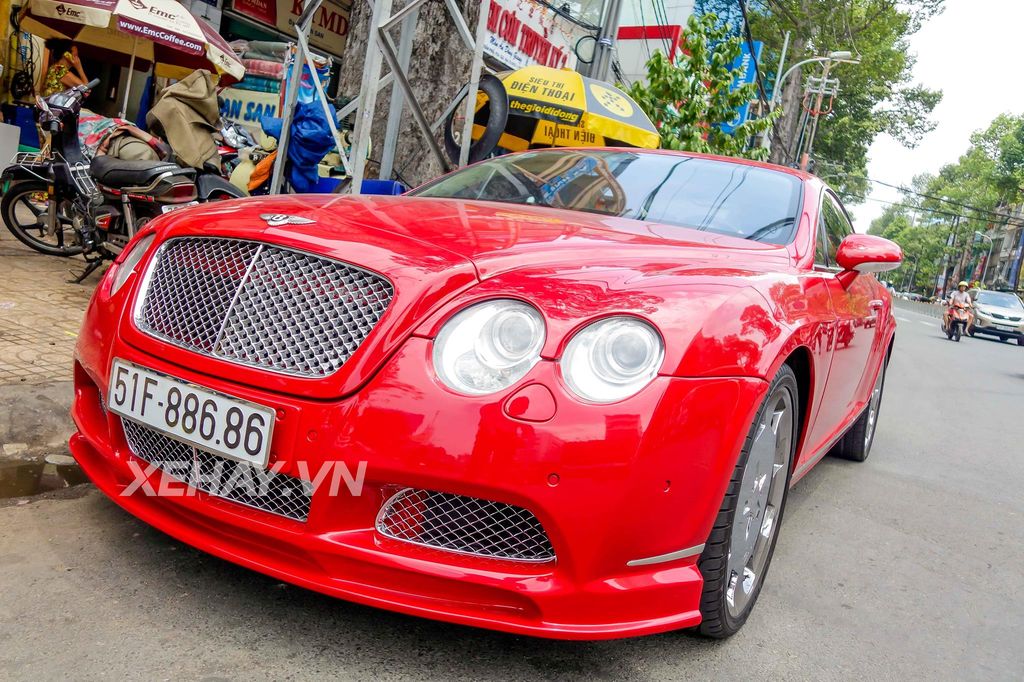 Bentley Continental GT đỏ rực khoe sắc thắm giữa Sài Gòn hoa lệ