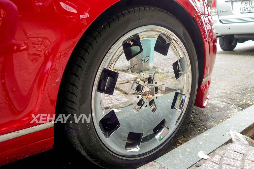 Bentley Continental GT đỏ rực khoe sắc thắm giữa Sài Gòn hoa lệ
