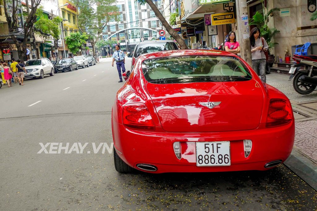 Bentley Continental GT đỏ rực khoe sắc thắm giữa Sài Gòn hoa lệ