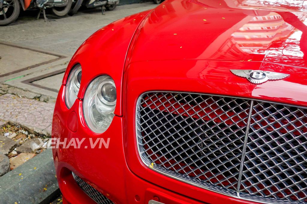 Bentley Continental GT đỏ rực khoe sắc thắm giữa Sài Gòn hoa lệ