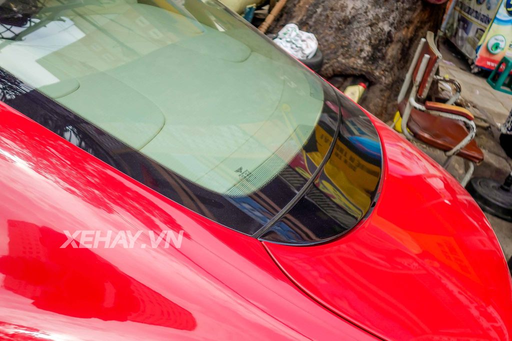 Bentley Continental GT đỏ rực khoe sắc thắm giữa Sài Gòn hoa lệ