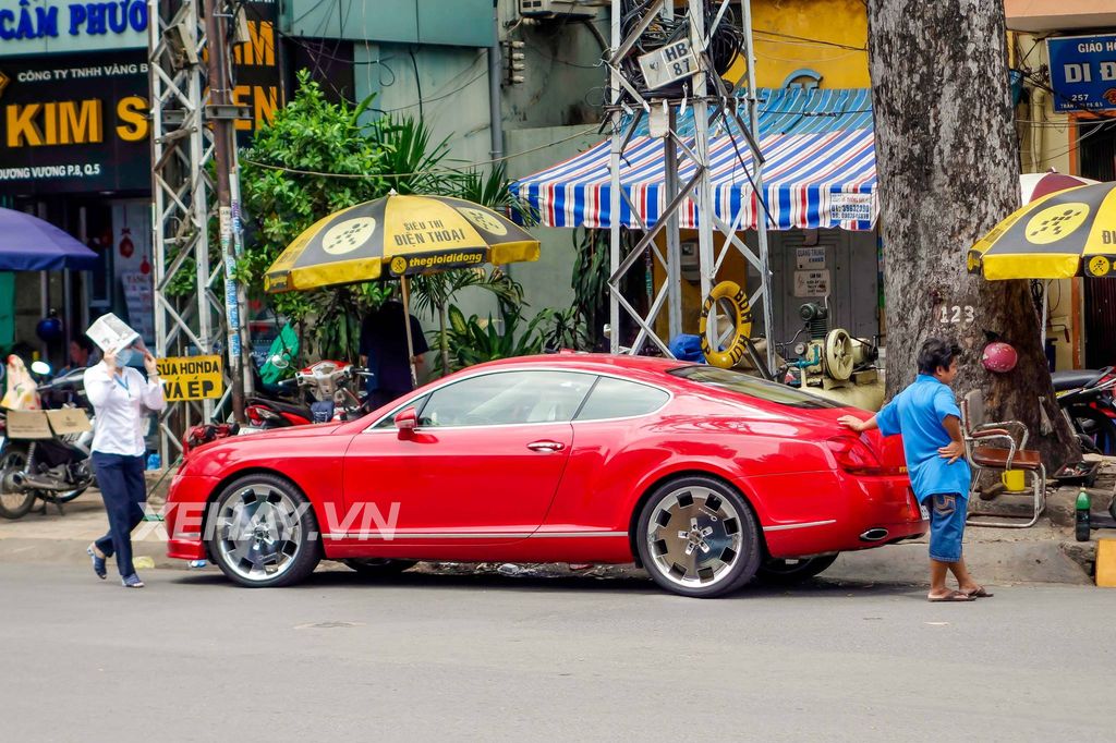 Bentley Continental GT đỏ rực khoe sắc thắm giữa Sài Gòn hoa lệ