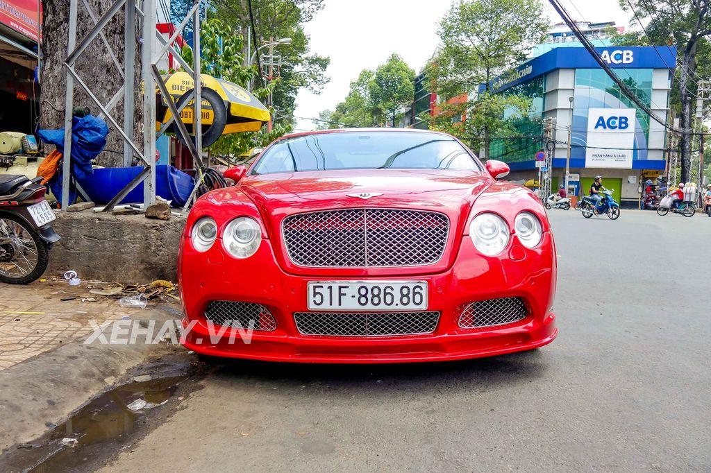 Bentley Continental GT đỏ rực khoe sắc thắm giữa Sài Gòn hoa lệ