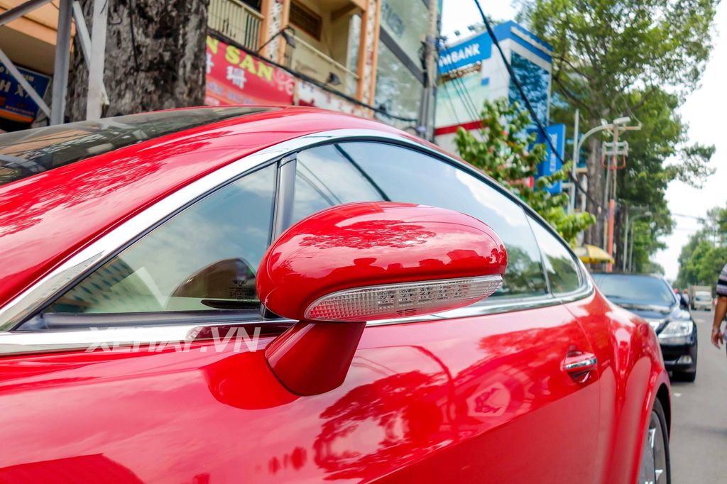 Bentley Continental GT đỏ rực khoe sắc thắm giữa Sài Gòn hoa lệ