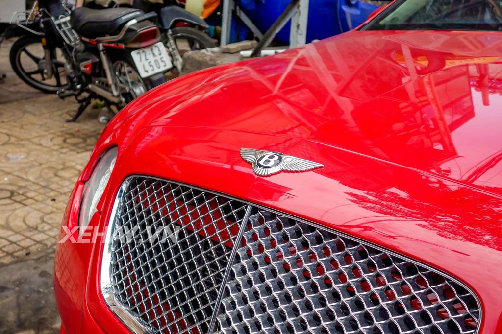 Bentley Continental GT đỏ rực khoe sắc thắm giữa Sài Gòn hoa lệ