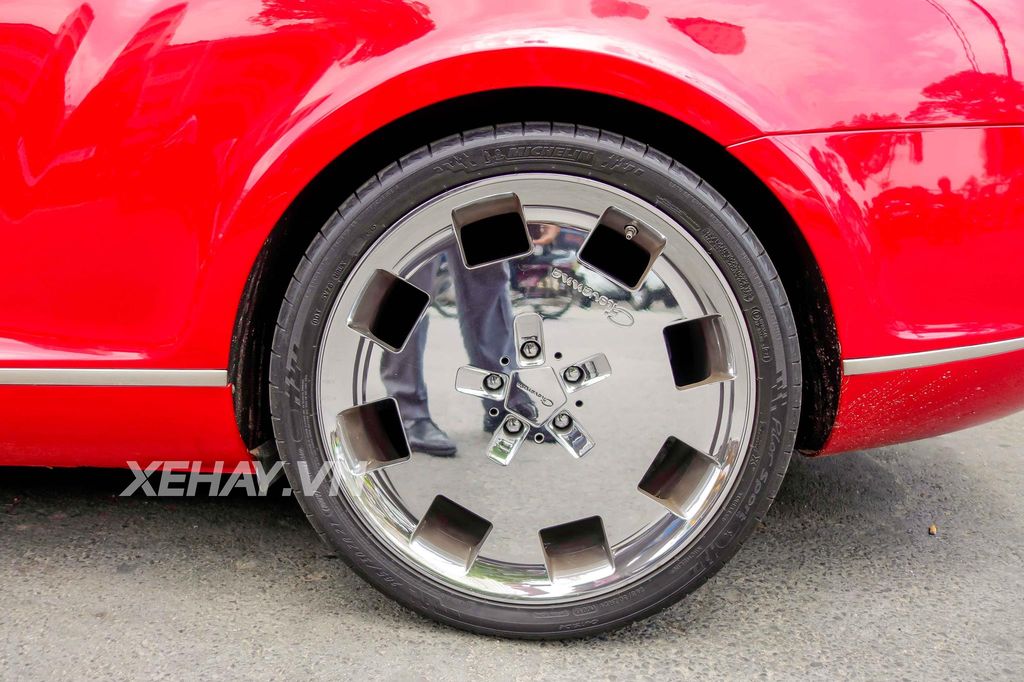 Bentley Continental GT đỏ rực khoe sắc thắm giữa Sài Gòn hoa lệ