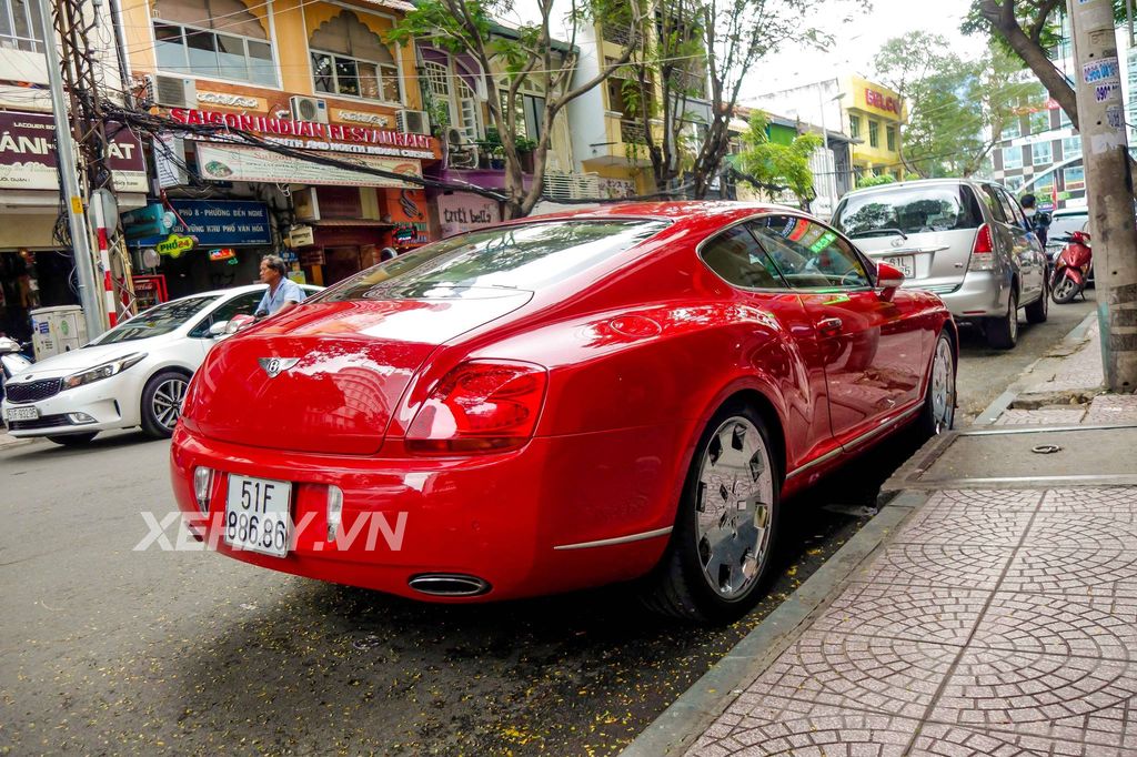 Bentley Continental GT đỏ rực khoe sắc thắm giữa Sài Gòn hoa lệ