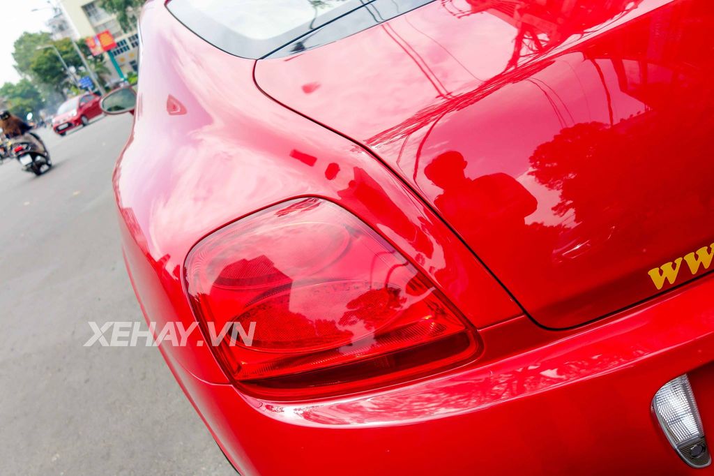 Bentley Continental GT đỏ rực khoe sắc thắm giữa Sài Gòn hoa lệ