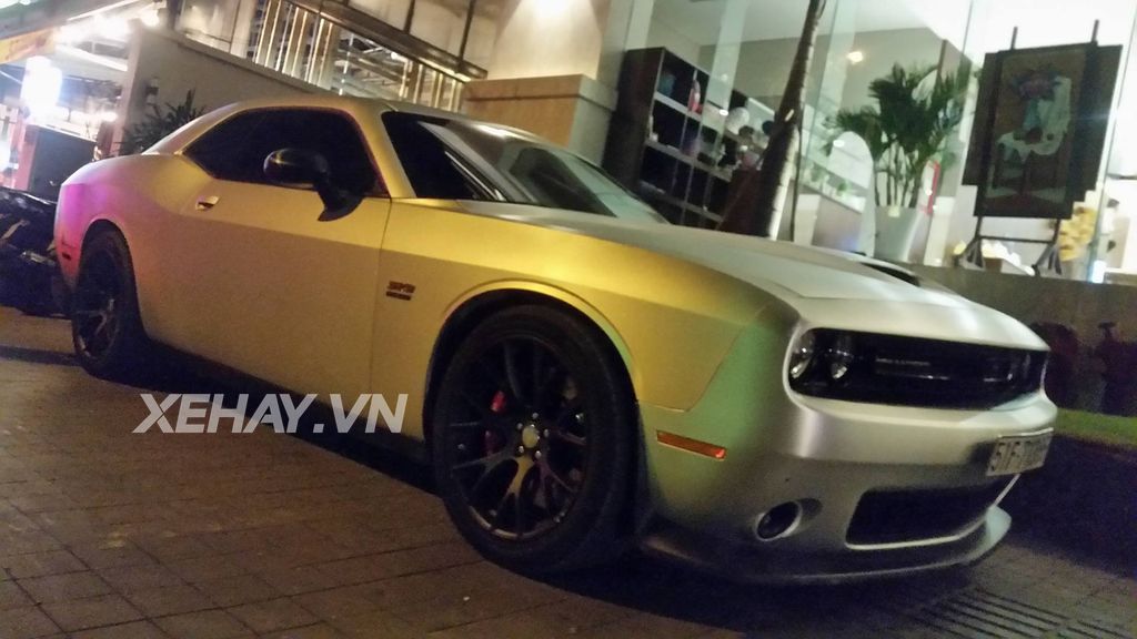 Sài Gòn: Bắt gặp Dodge Challenger SRT-392 Hemi khoe 