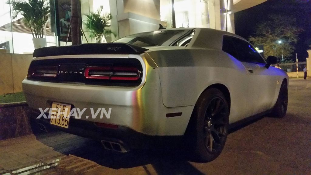 Sài Gòn: Bắt gặp Dodge Challenger SRT-392 Hemi khoe 