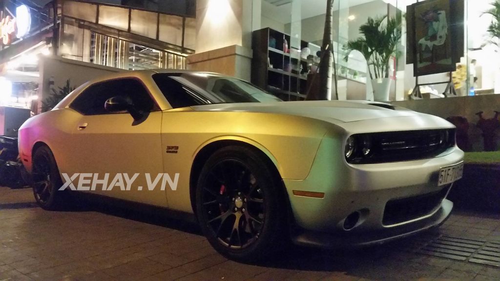 Sài Gòn: Bắt gặp Dodge Challenger SRT-392 Hemi khoe 