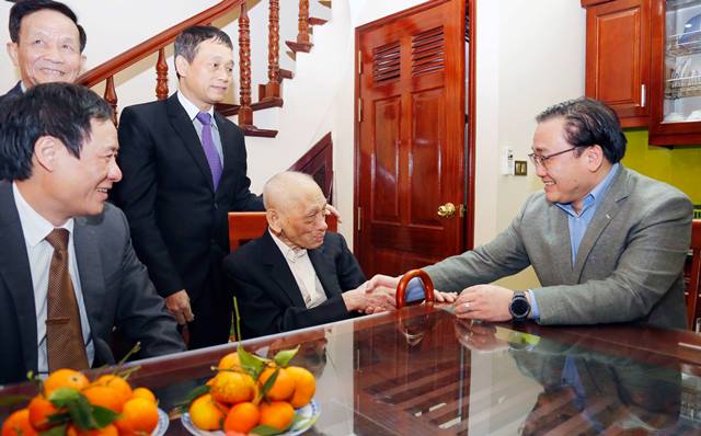Bí thư Thành ủy Hoàng Trung Hải thăm, chúc Tết các gia đình chính sách, hộ nghèo quận Đống Đa