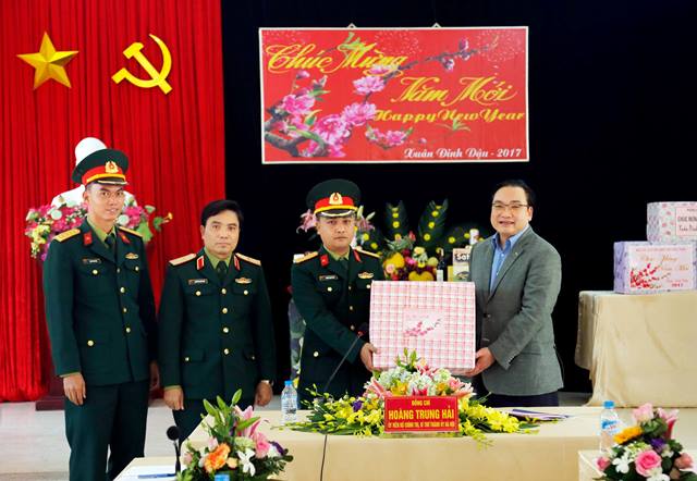 Bí thư Thành ủy Hoàng Trung Hải thăm, chúc Tết các gia đình chính sách, hộ nghèo quận Đống Đa