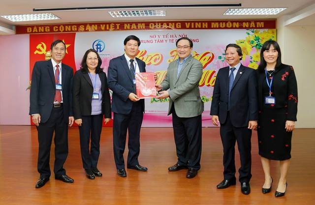 Bí thư Thành ủy Hoàng Trung Hải thăm, chúc Tết các gia đình chính sách, hộ nghèo quận Đống Đa