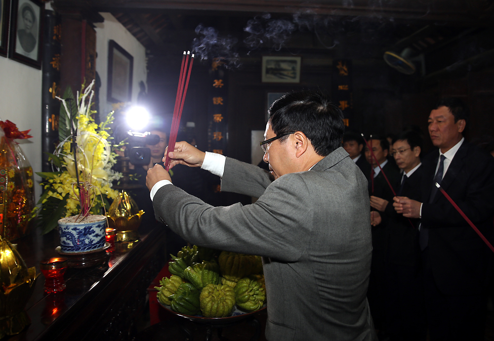 Phó Thủ tướng Phạm Bình Minh thăm, chúc Tết các hộ nghèo và gia đình chính sách